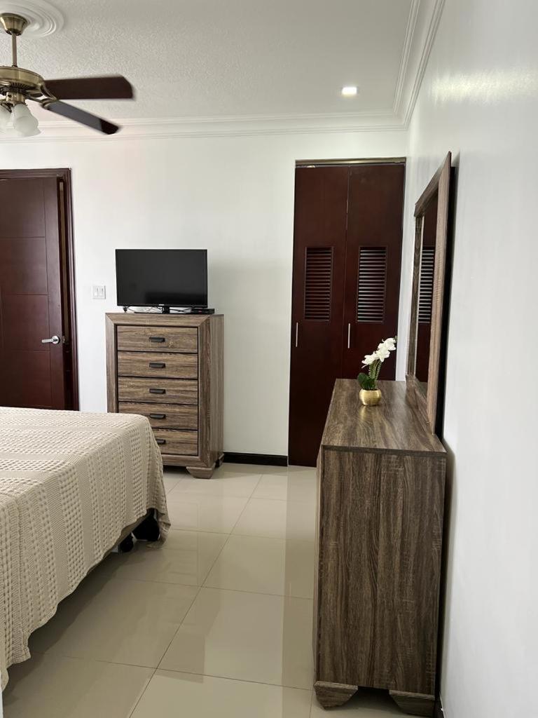Metcalfe Luxury One Bedroom Suite Kingston Exterior photo